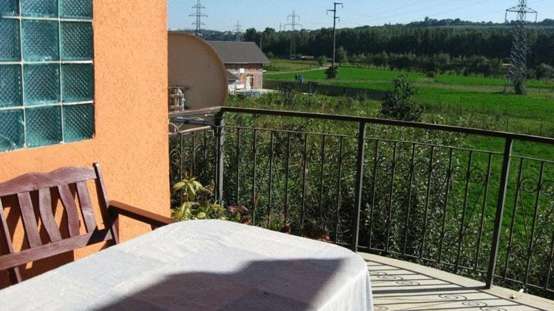 Lary Hostel Suceava Bagian luar foto