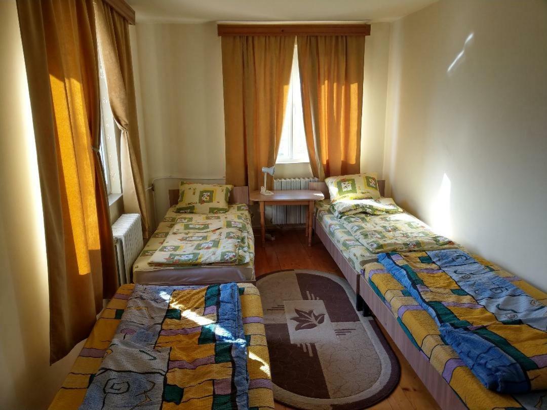 Lary Hostel Suceava Bagian luar foto