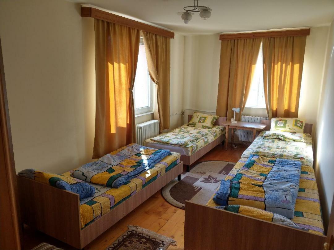 Lary Hostel Suceava Bagian luar foto