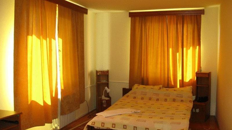 Lary Hostel Suceava Bagian luar foto